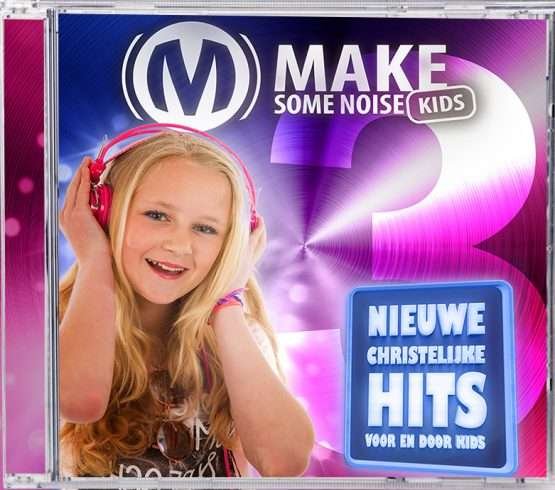 MSNK Een jong meisje met blond haar, met een roze koptelefoon en een gestreept T-shirt op, glimlacht terwijl ze naast een promotieposter staat voor MSNK cd 2, waarop reclame wordt gemaakt voor nieuwe christelijke hits voor kinderen. Christelijk Cadeautje voor Kinderen